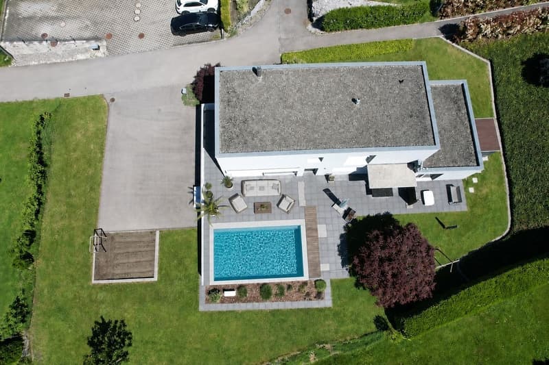 Villa moderne baignée de lumière avec piscine et vue sur la campagne (7)