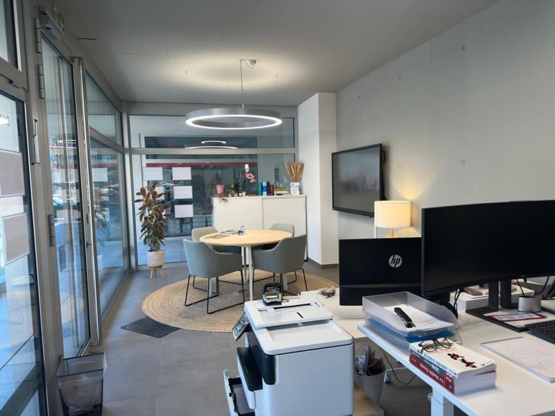 Commercial premises ideally located in the heart of Fully (2)