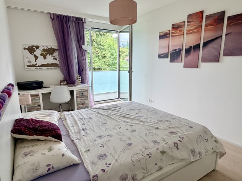 Contemporary apartment with dominant view of Geneva, in a green setting (6)
