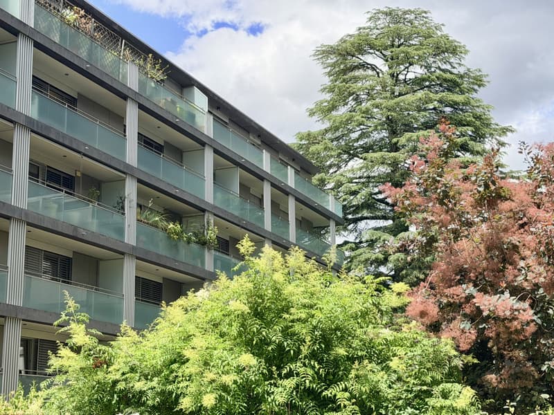 Contemporary apartment with dominant view of Geneva, in a green setting (9)