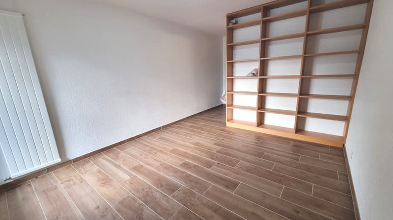 Chambre parentale étagères intégrées