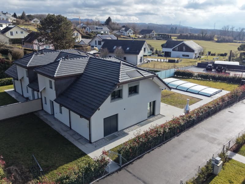 Contemporary villa with lake view, pool and exceptional amenities (2)