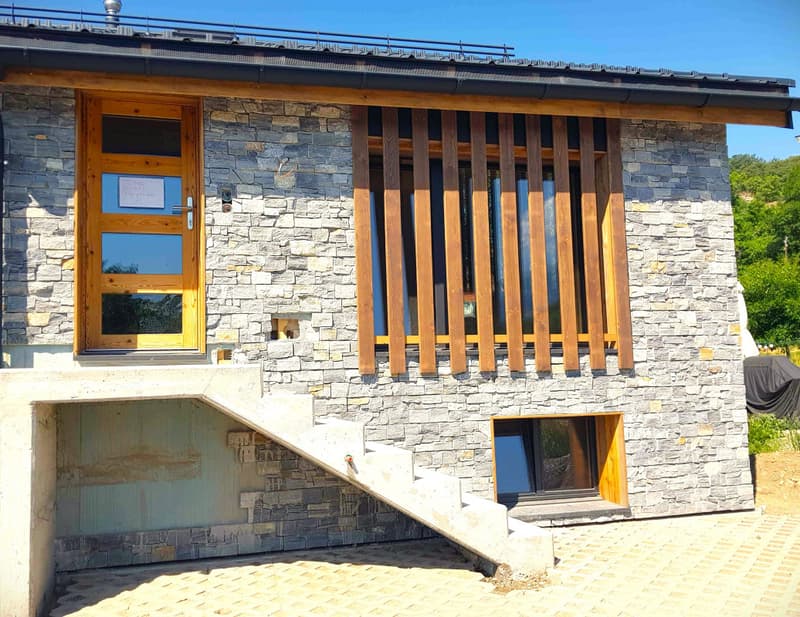 CASA DI CHARME ECOLOGICA NUOVA CON GIARDINO, PARCHEGGI E BELLA VISTA (2)