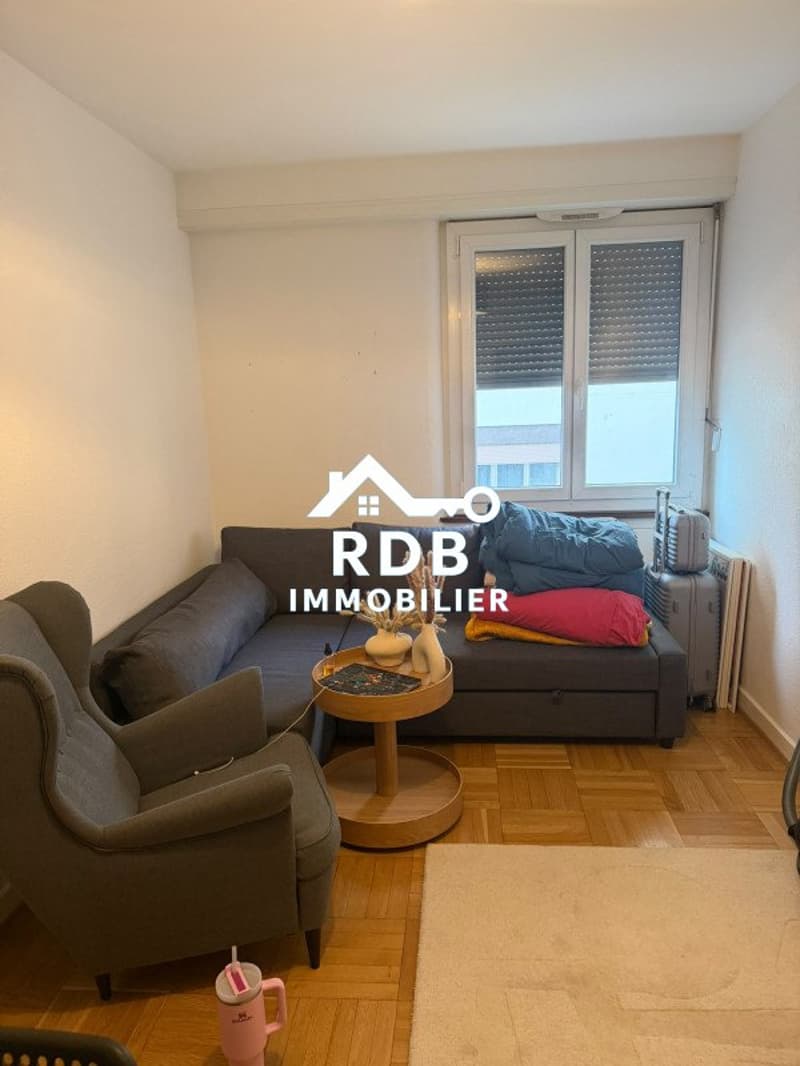 Four-room apartment on the first floor located in Acacias 1227 (2)