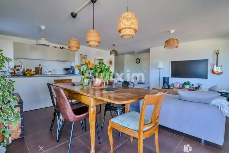Exklusivität! Leben Sie in einem Dorf & Komfort: Wohnung mit großer Terrasse (2)