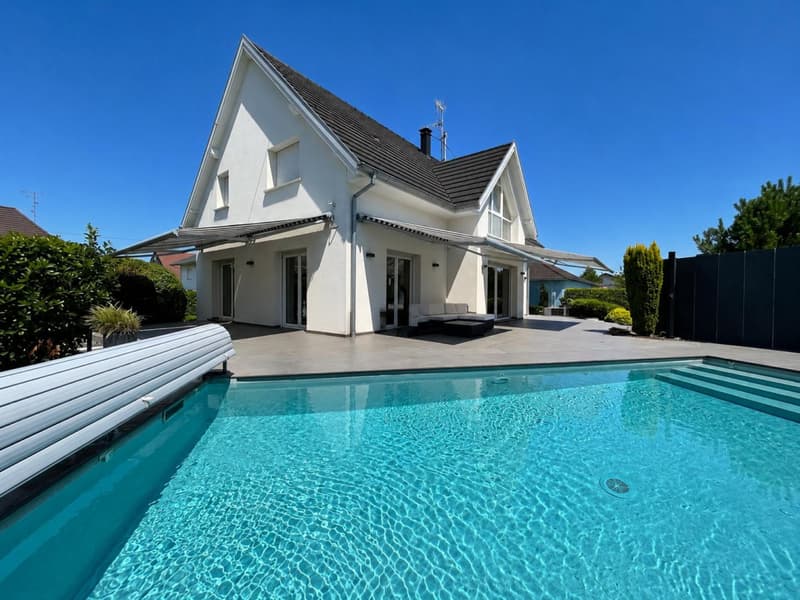 Villa d'exception avec piscine aux portes de Bâle, en France (1)
