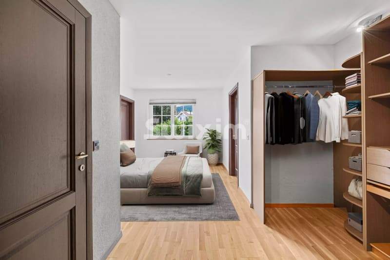 Chambre spacieuse et lumineuse avec un grand placard et un espace de rangement pratique.