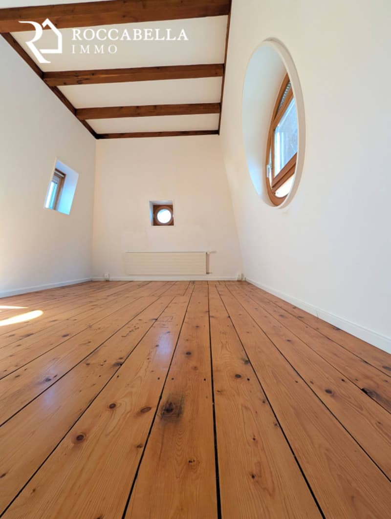 Magnifique duplex mansardé, charme et caractère au sein d'une demeure de maître (9)