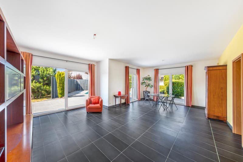 Villa d'exception avec piscine aux portes de Bâle, en France (2)