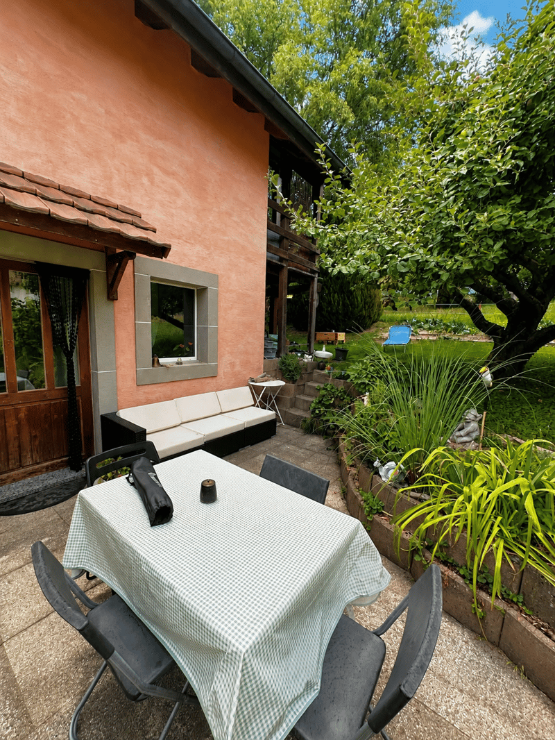 terrasse entree maisonnette.png