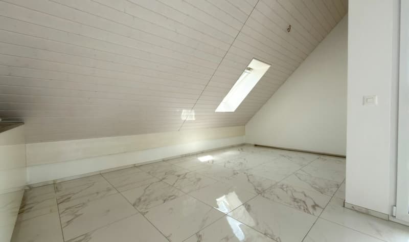 Moderne & helle Dachwohnung mit Klimaanlage & Solaranlage (5)