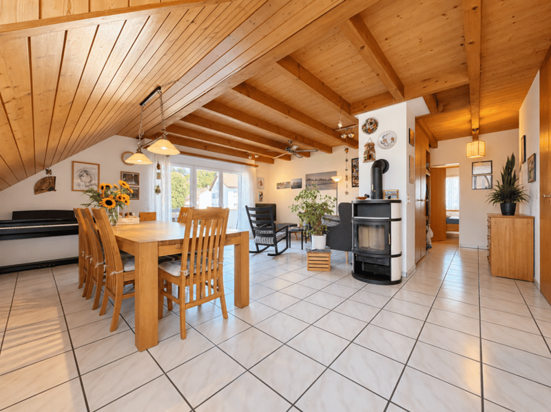 Charmante Dachwohnung mit Cheminée, grossem Balkon und Weitsicht (1)