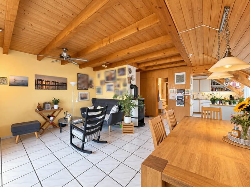 Charmante Dachwohnung mit Cheminée, grossem Balkon und Weitsicht (2)