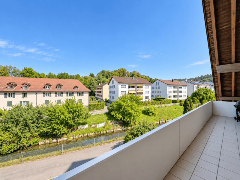 Charmante Dachwohnung mit Cheminée, grossem Balkon und Weitsicht (3)