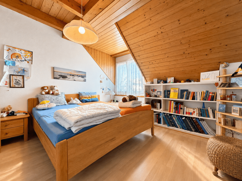 Charmante Dachwohnung mit Cheminée, grossem Balkon und Weitsicht (7)