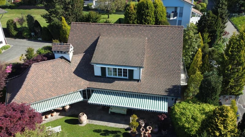 Elegantes 7 1/2 Zimmer-Landhaus mit viel Umschwung und Fernsicht / Unique Country-Style Villa (1)
