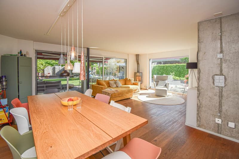 Essbereich mit Sicht auf Wohnzimmer