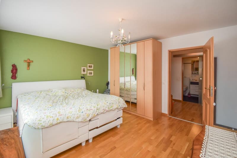 Schlafzimmer mit Zutritt zum Balkon