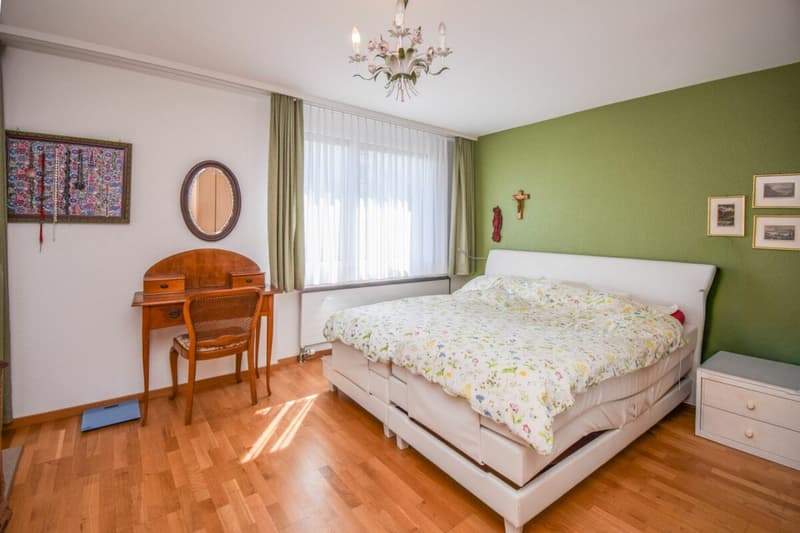 Schlafzimmer mit Zutritt zum Balkon