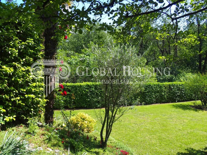Schmuckes Haus mit idyllischem Garten / Incantevole villa con giardino idilliaco (10)