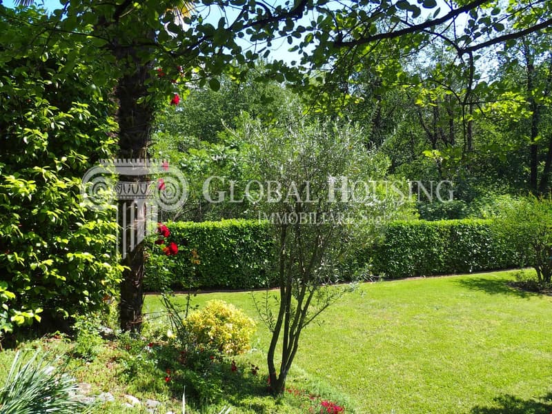 Schmuckes Haus mit idyllischem Garten / Incantevole villa con giardino idilliaco (8)