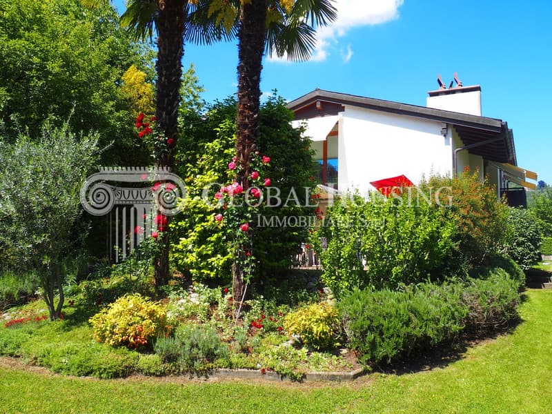 Schmuckes Haus mit idyllischem Garten / Incantevole villa con giardino idilliaco (10)