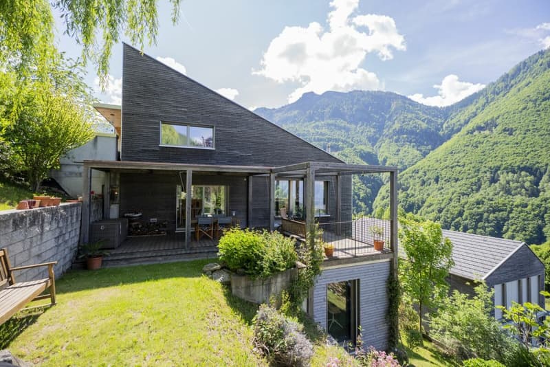 Villa design circondata dal verde con vista mozzafiato (2)