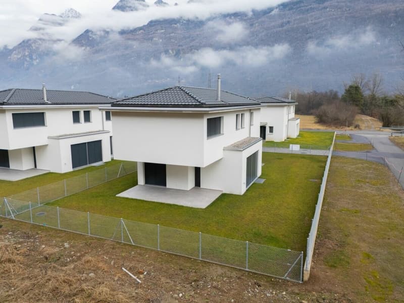 Modern and spacious villas for sale in Moleno (2)