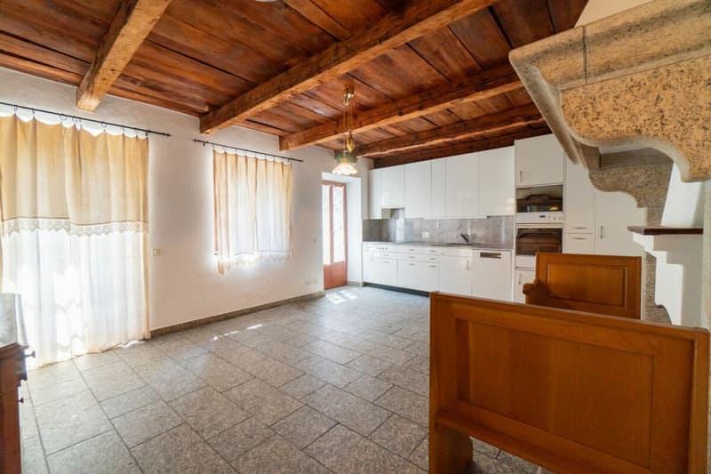Rustic house with 6 rooms (6)