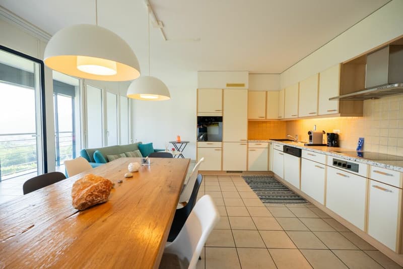 Wir verkaufen eine große 5.5-Zimmer-Wohnung im zweiten Stock (6)