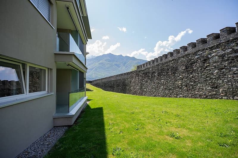 Wir verkaufen in Monte Carasso eine schöne 4.5-Zimmer-Wohnung im Grünen (1)