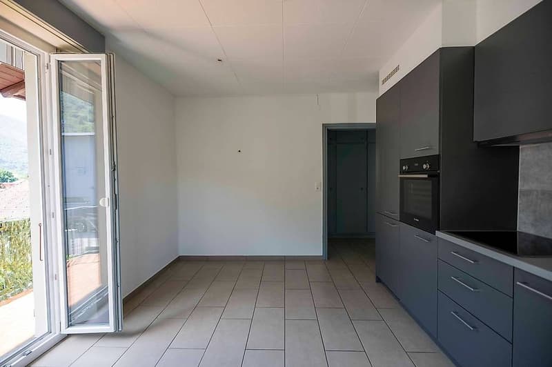 We rent bright 3.5 rooms in a small building (6)