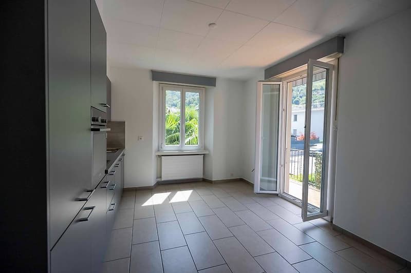 We rent bright 3.5 rooms in a small building (4)