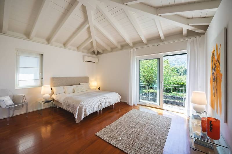 We are selling in Cadro an elegant villa with a pool (11)