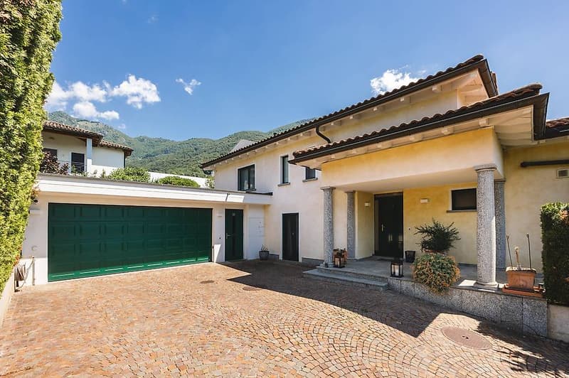 We are selling in Cadro an elegant villa with a pool (2)