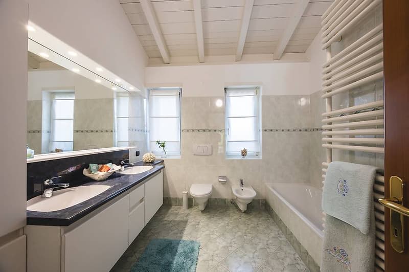 We are selling in Cadro an elegant villa with a pool (8)