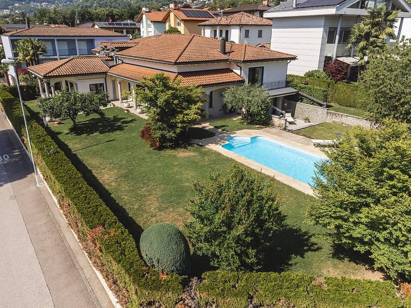 We are selling in Cadro an elegant villa with a pool (1)