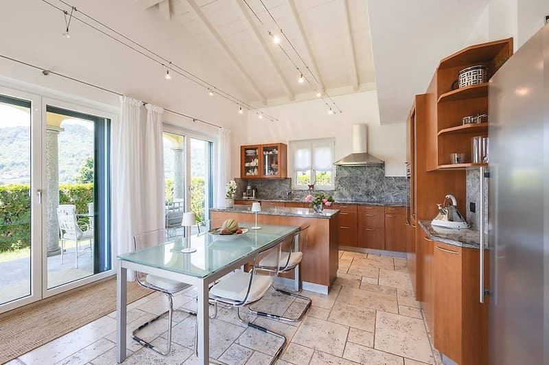 We are selling in Cadro an elegant villa with a pool (13)