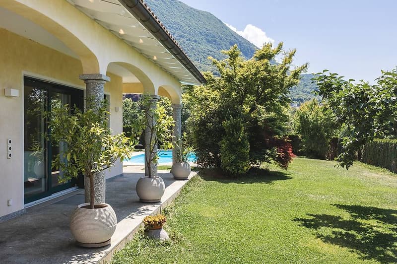 We are selling in Cadro an elegant villa with a pool (3)