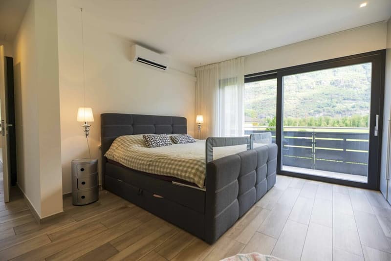 Wir verkaufen eine moderne und komfortable Villa mit Garten (12)