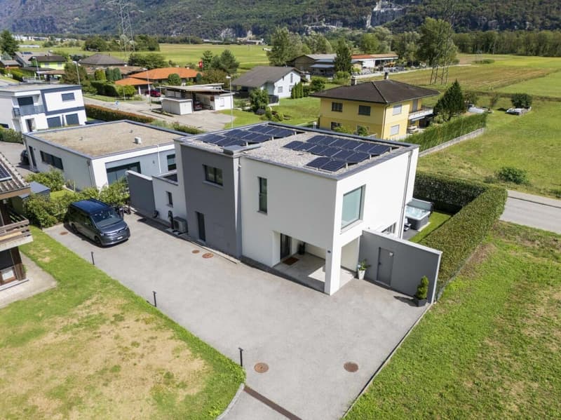 Wir verkaufen eine moderne und komfortable Villa mit Garten (15)