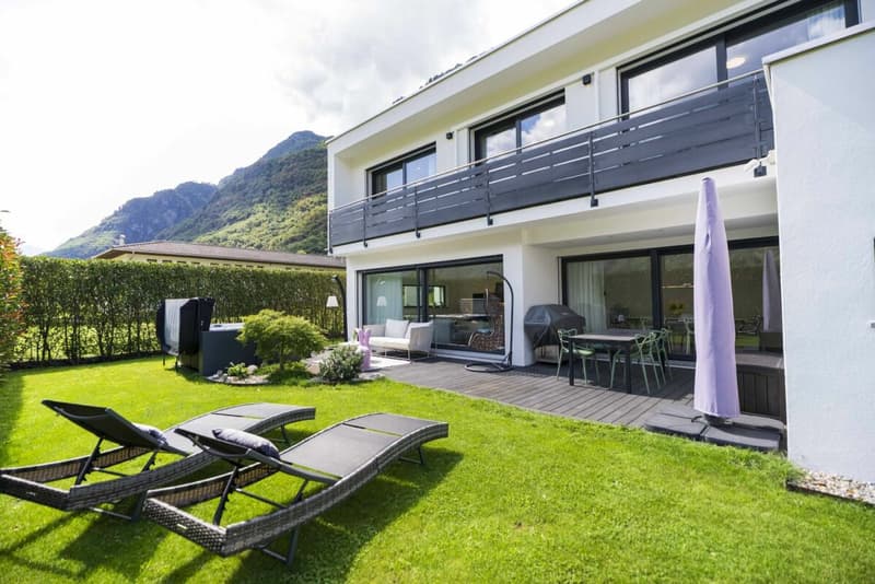 Vendiamo villa moderna e confortevole con giardino (1)