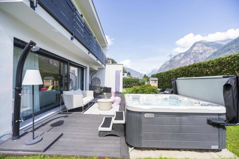 Vendiamo villa moderna e confortevole con giardino (2)