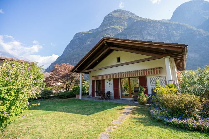 Wir verkaufen ein Einfamilienhaus in Cevio in ruhiger Lage (1)