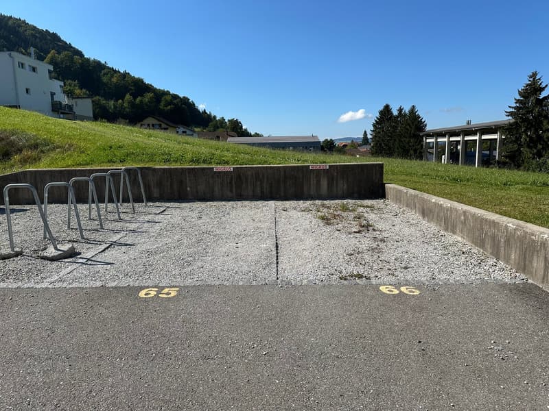 Outdoor parking space at attractive prices (1)