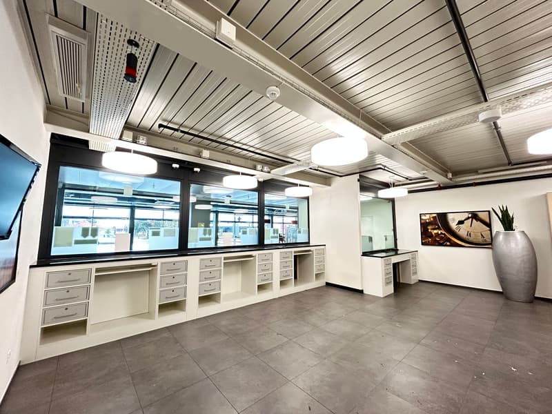 Sales or office space of 154m2 in La Chaux-de-Fonds (2)