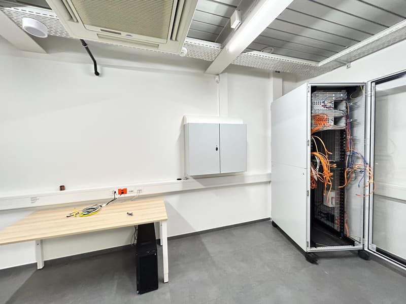 Sales or office space of 154m2 in La Chaux-de-Fonds (11)