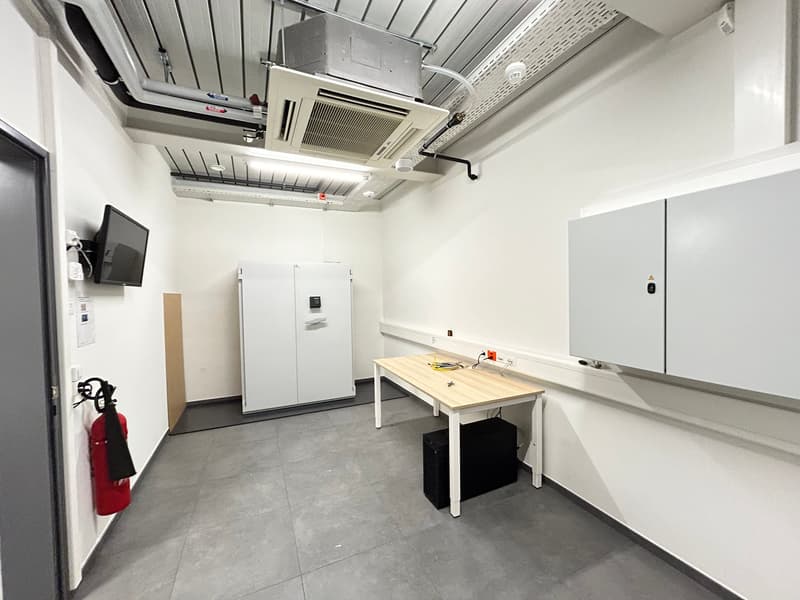 Sales or office space of 154m2 in La Chaux-de-Fonds (10)