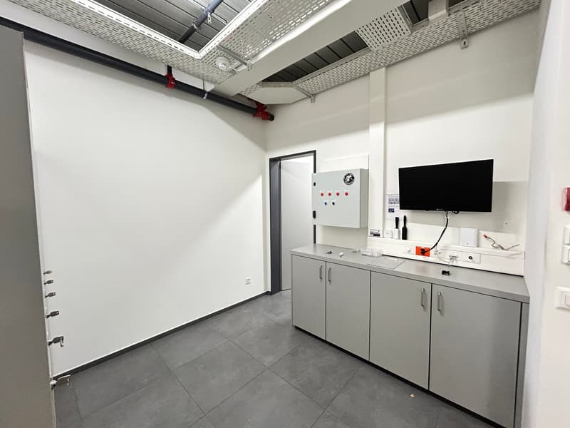 Sales or office space of 154m2 in La Chaux-de-Fonds (9)