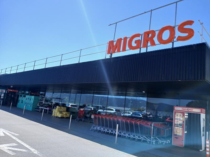 Negozio di 49m2 nel centro commerciale Migros di Cernier (3)